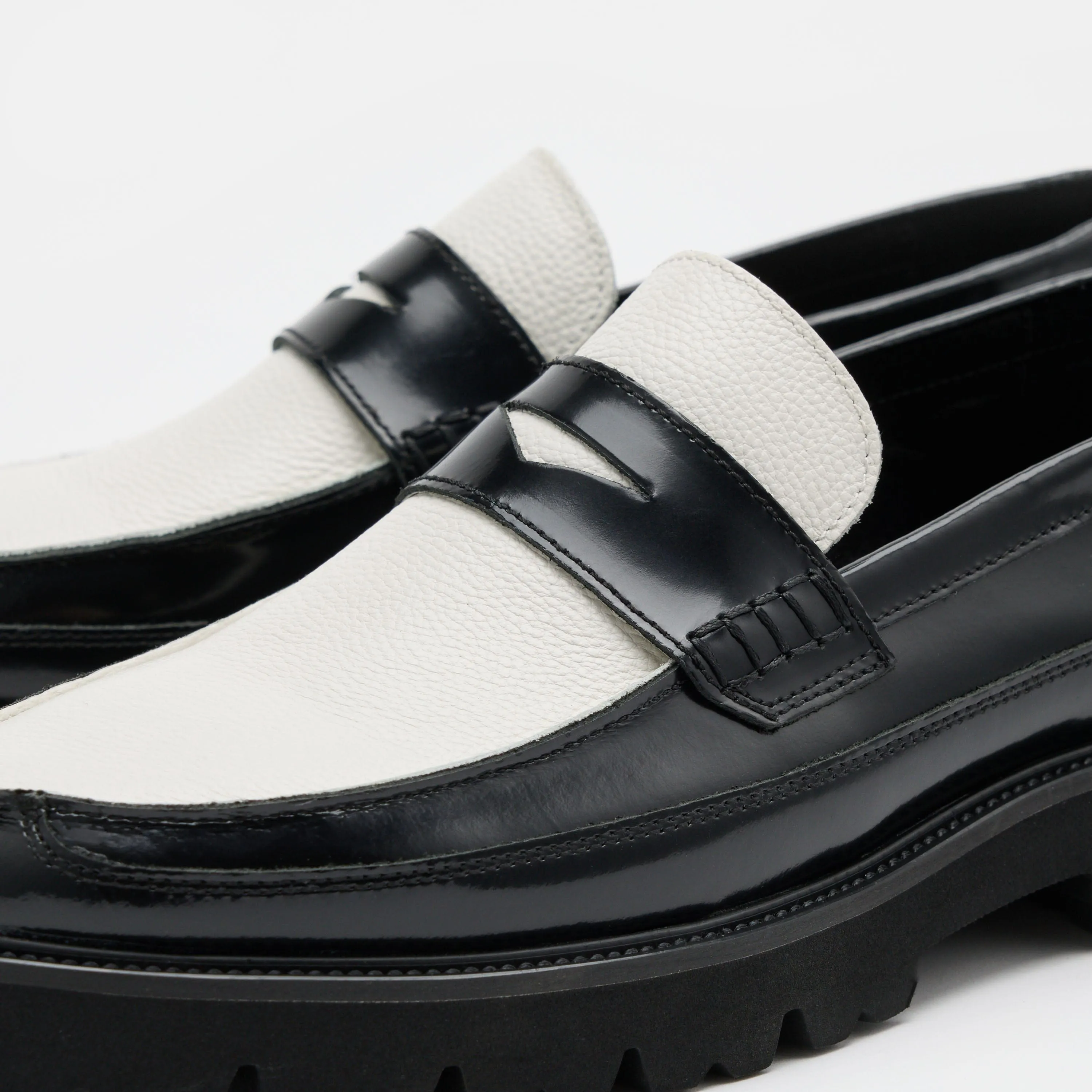 Mocassins Penny Adler en cuir noir et blanc