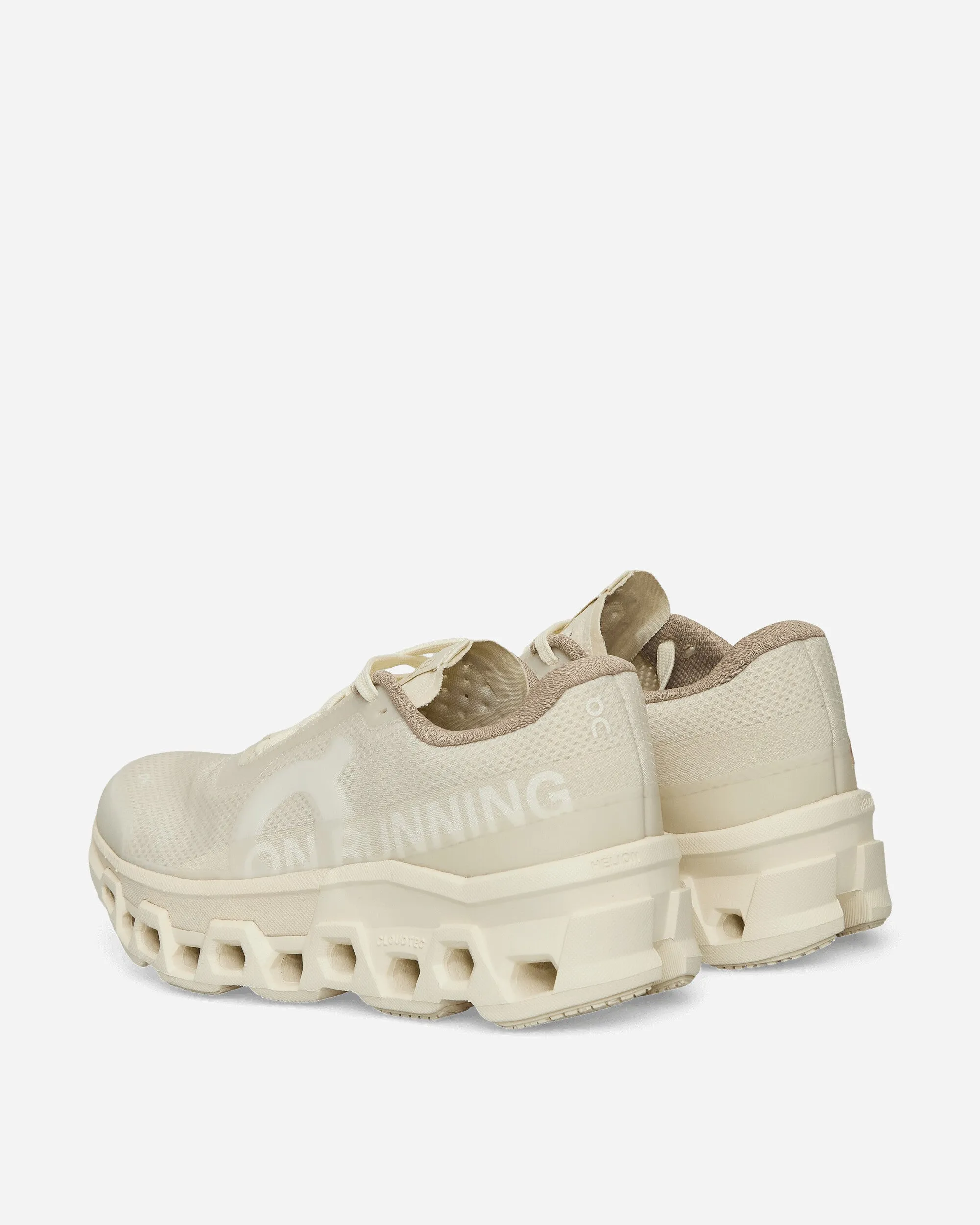 Baskets INVINCIBLE Cloudmonster 2 Ivoire / Blanc