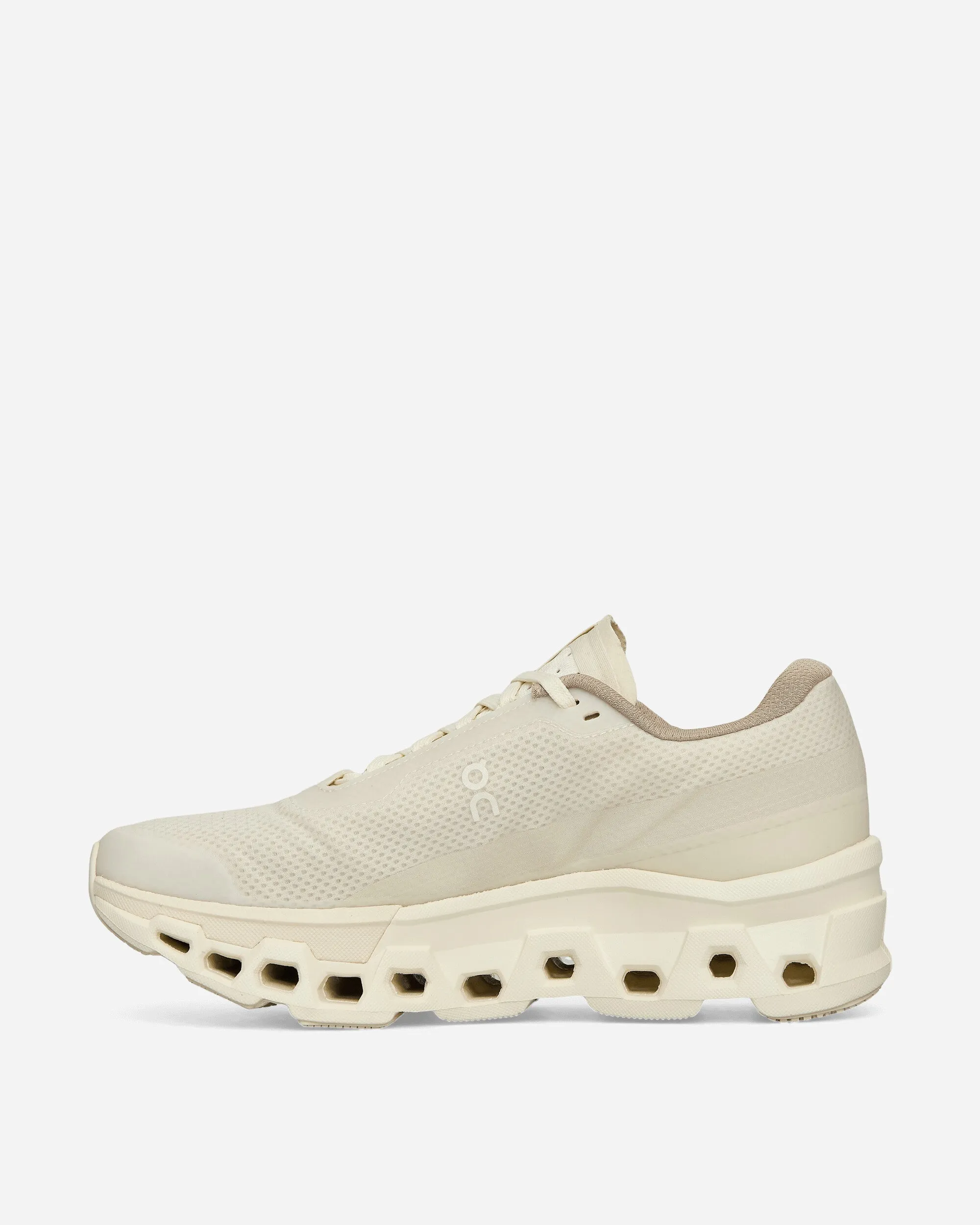 Baskets INVINCIBLE Cloudmonster 2 Ivoire / Blanc