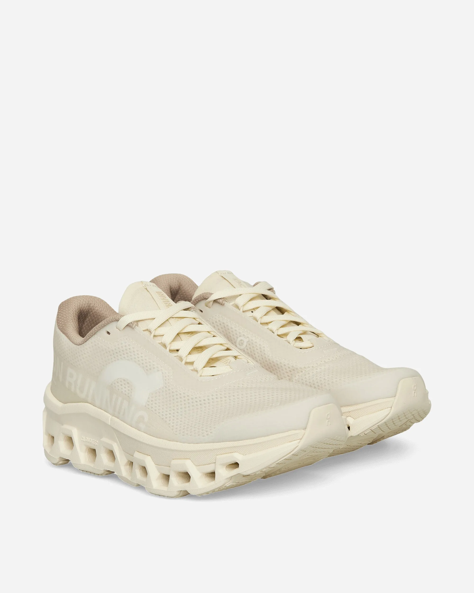 Baskets INVINCIBLE Cloudmonster 2 Ivoire / Blanc