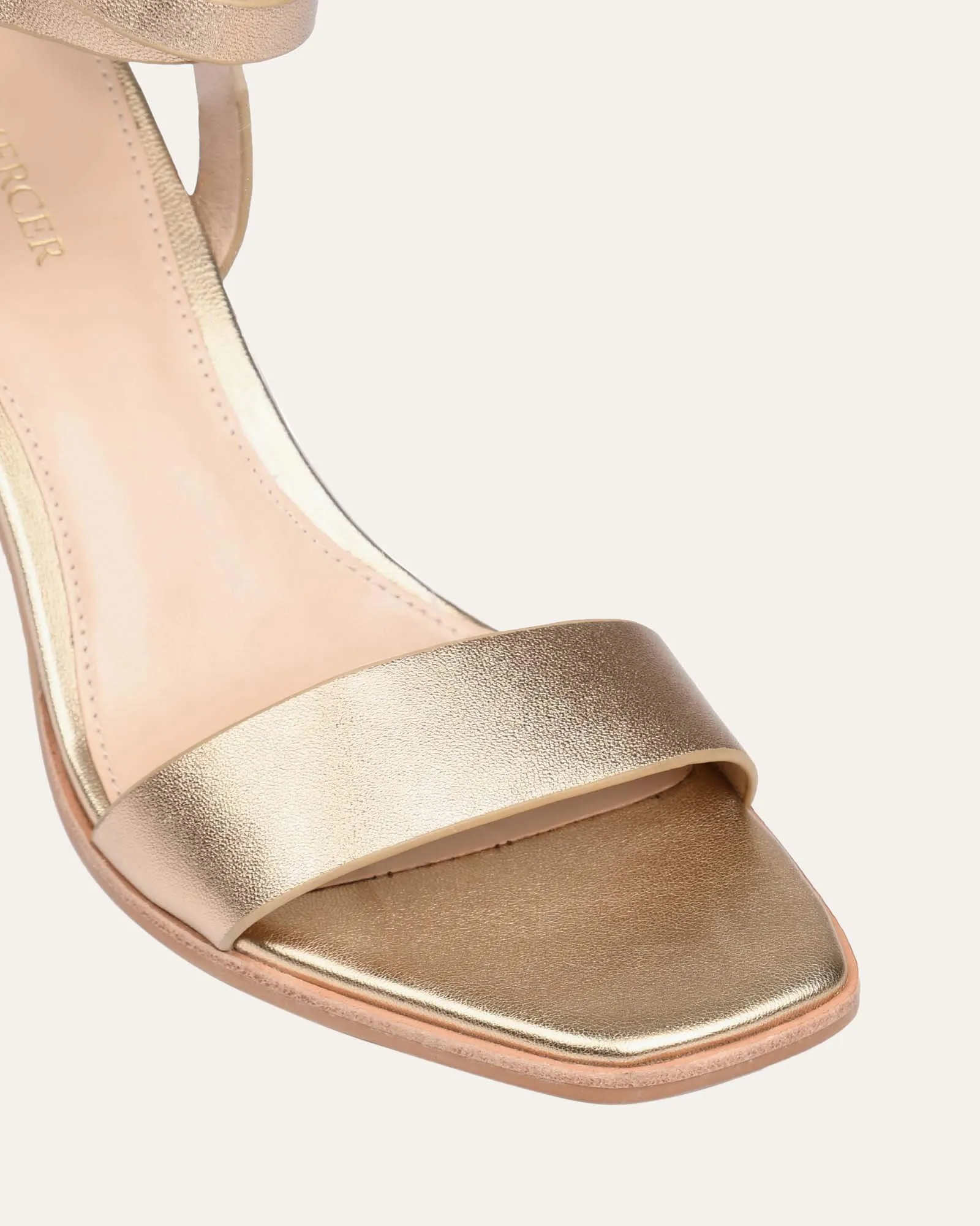 SANDALES NATSU À TALON MOYEN EN CUIR DOUX DORÉ