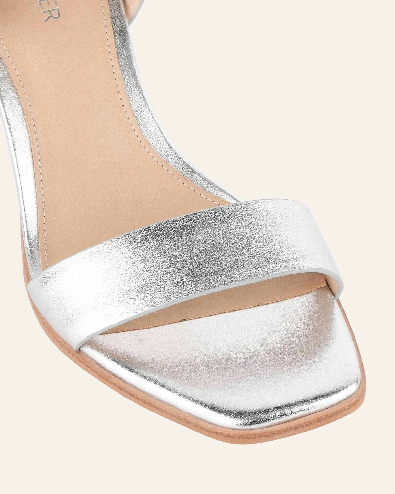 SANDALES NATSU À TALON MOYEN EN CUIR DOUX ARGENTÉ