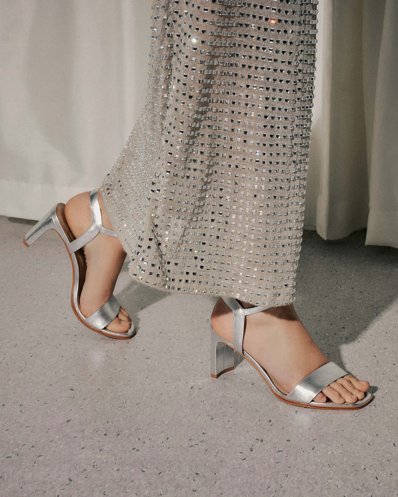 SANDALES NATSU À TALON MOYEN EN CUIR DOUX ARGENTÉ