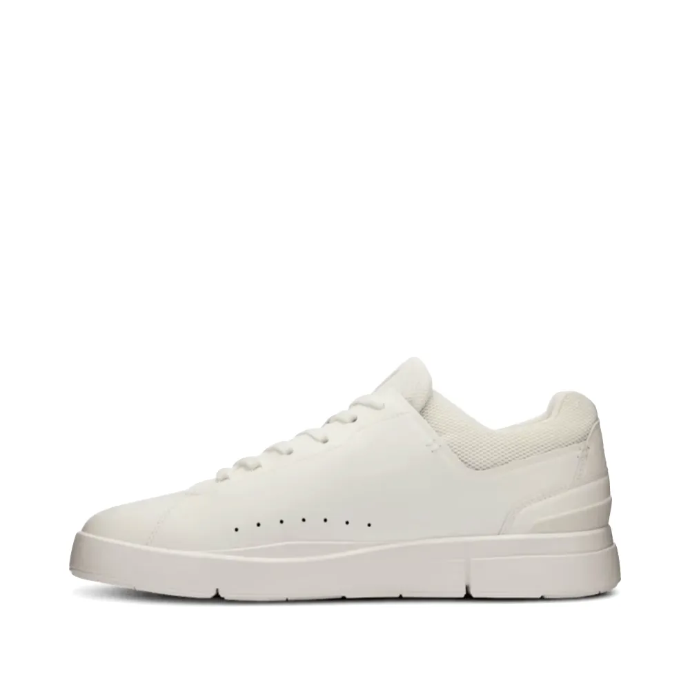 Sur la basket THE ROGER Advantage pour hommes en tout blanc