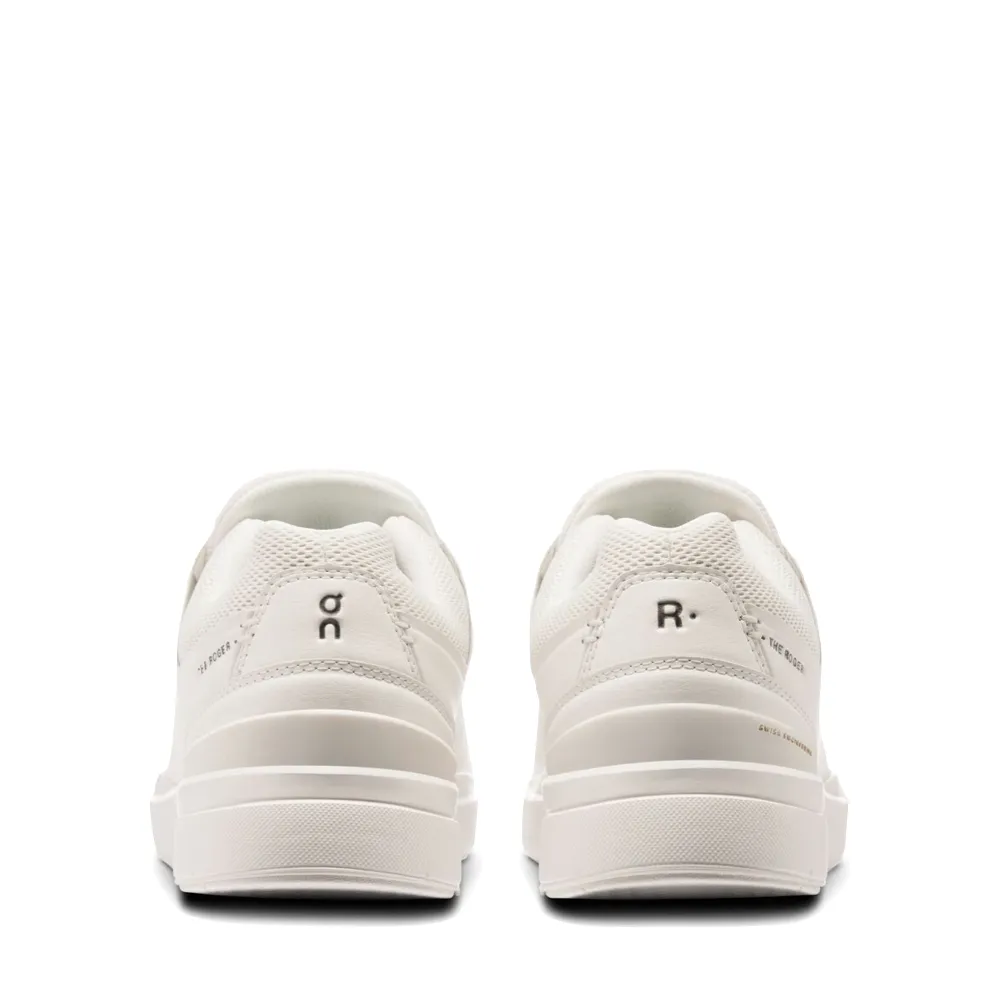 Sur la basket THE ROGER Advantage pour femmes en blanc/non teint