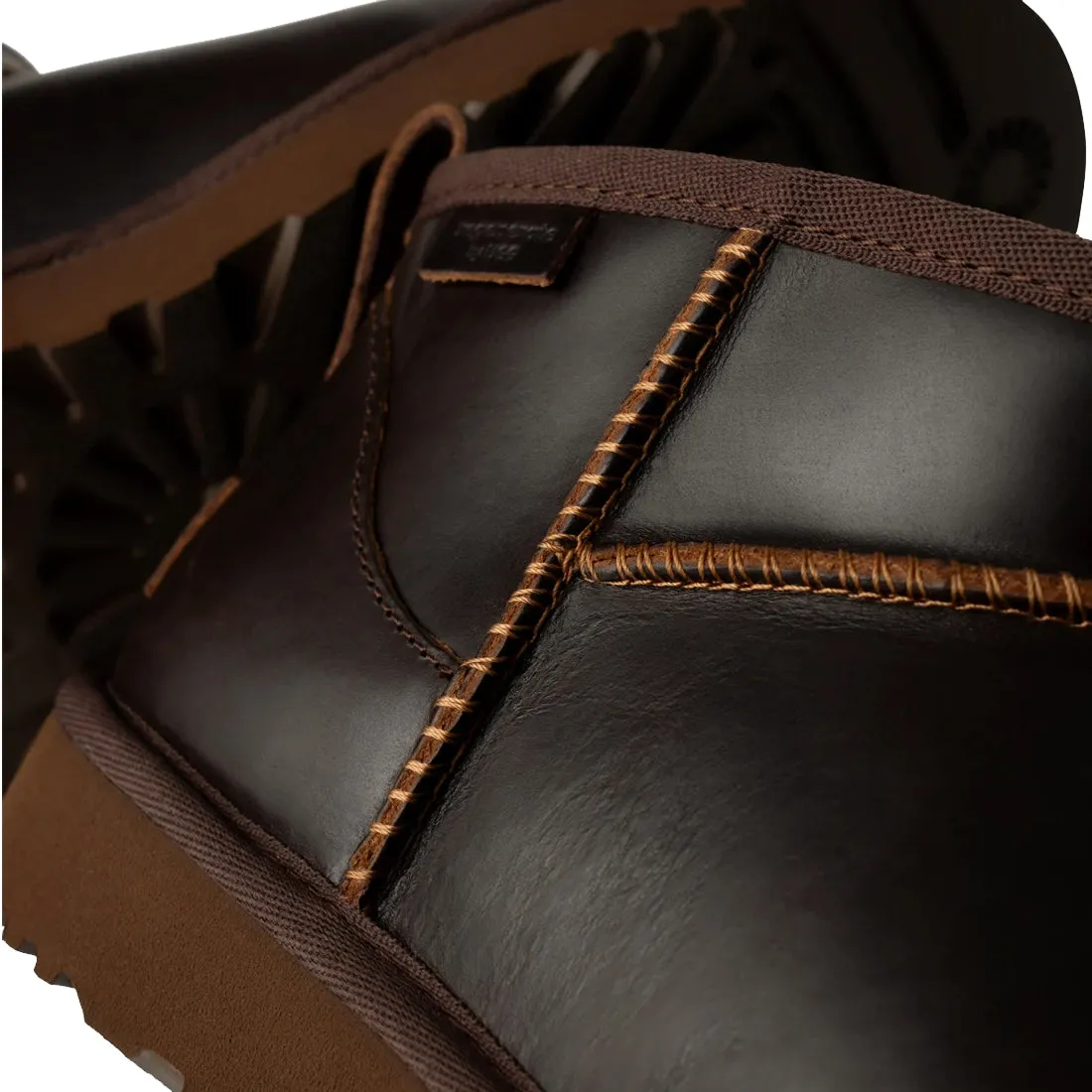 UGG Bottes Classiques Ultra Mini en Cuir Regen pour Femme Ironwood